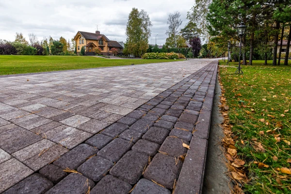 Оформление брусчаткой частного дома в Винзилях