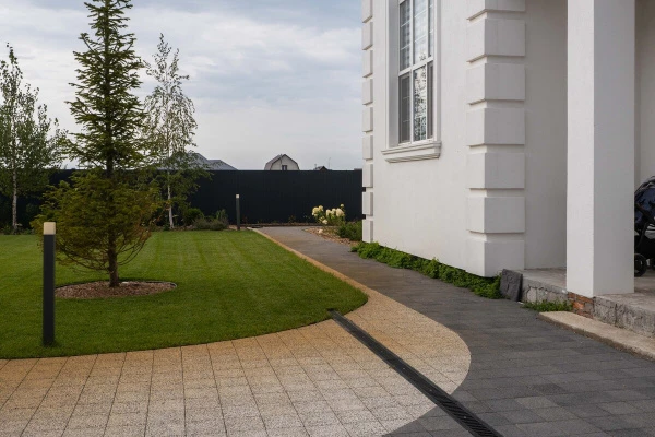 Как выглядит плитка на участке в поселке Зеленые Холмы спустя 2 года