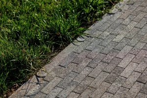 Купить бордюры БРШ.50.20.8 гранит листопад (бело-черно-коричневый) - Старый Замок от производителя - «Поревит»