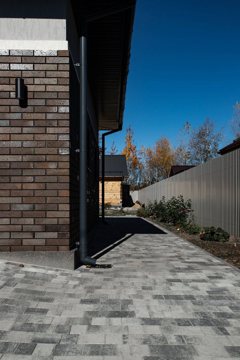 Благоустройство дома: плитка в цвете Антрацит и шаговые дорожки Благоустройство дома: плитка в цвете Антрацит и шаговые дорожки