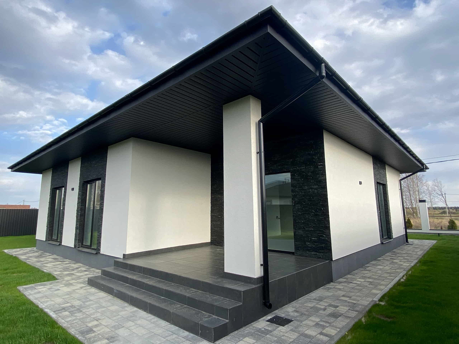 Частная территория с плиткой Старый Город в цвете Антрацит