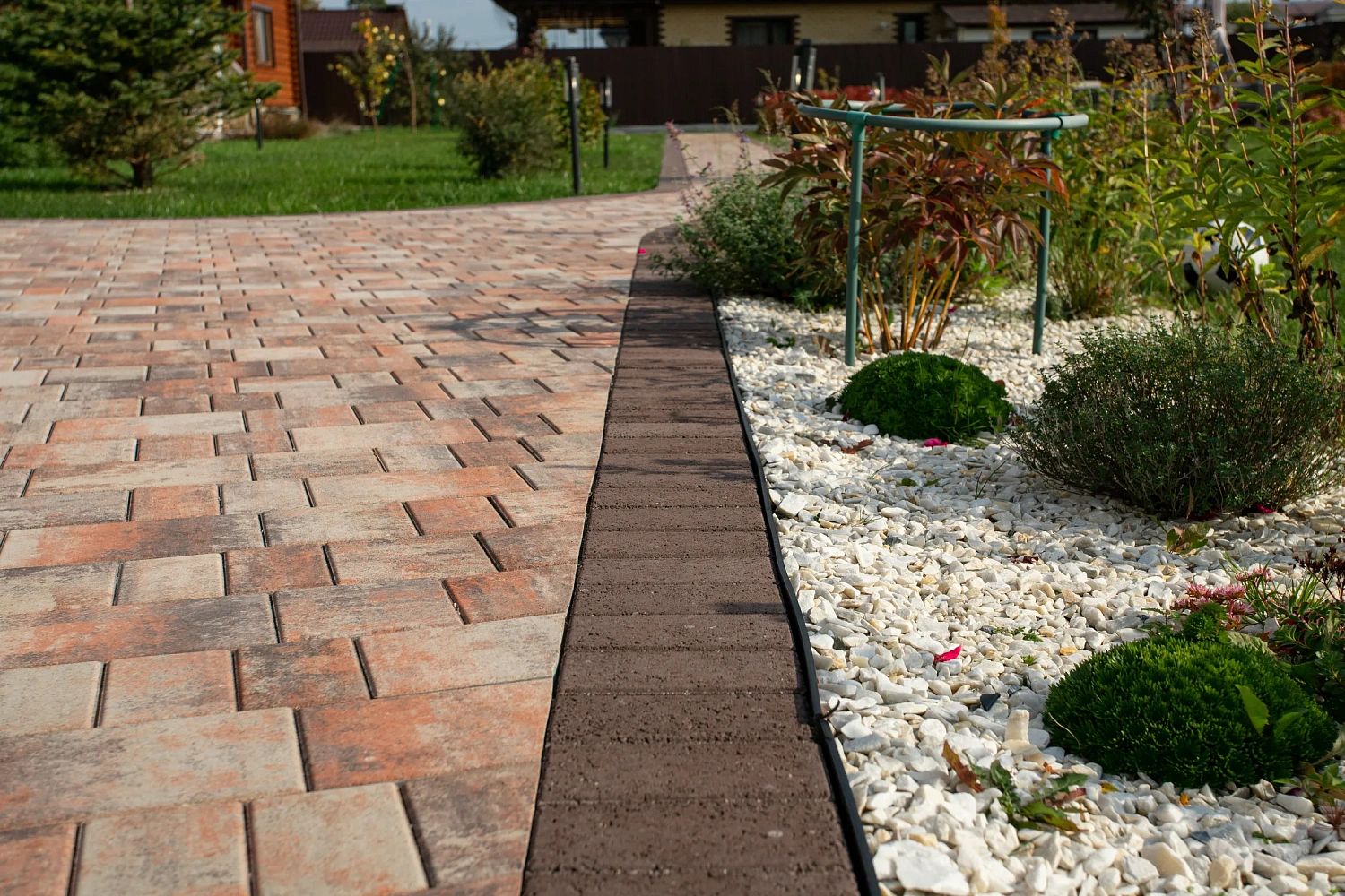 Благоустройство участка под ключ с тротуарными дорожками цвета Клен