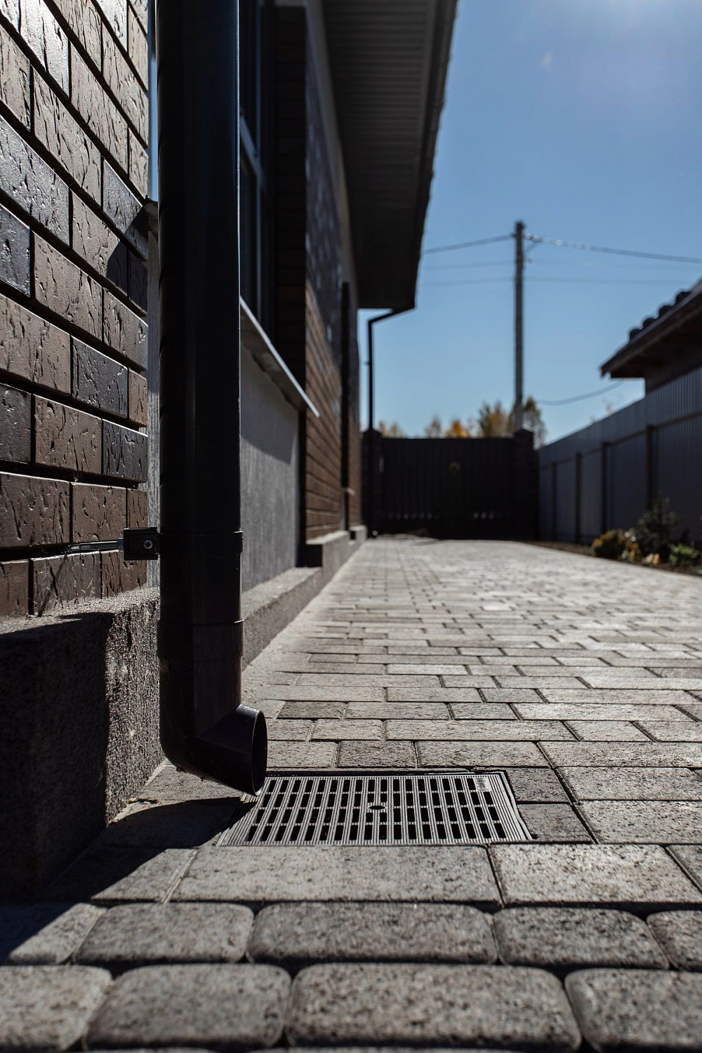 Благоустройство дома: плитка в цвете Антрацит и шаговые дорожки Благоустройство дома: плитка в цвете Антрацит и шаговые дорожки